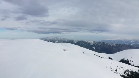 Amplio-Paisaje-Nevado-Con-Piatra-Craiului-Y-Las-Montañas-Iezer-papusa-Como-Telón-De-Fondo