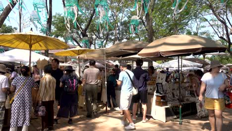 Bio-Wochenendmarkt-In-Thailand-Mit-Vielen-Käufern