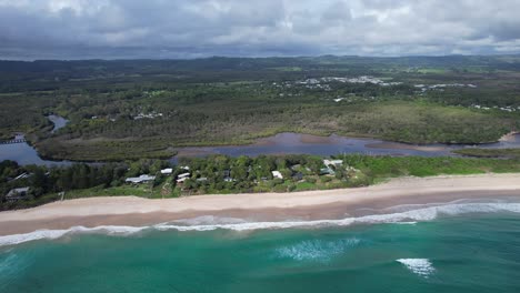 Strand-Von-Ownil-Mit-Türkisfarbener-Meereslandschaft-In-Byron-Bay,-NSW,-Australien-–-Luftaufnahme-Einer-Drohne