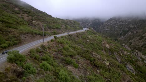 Montañas-De-Santa-Mónica-En-Malibu,-California,-Con-Tráfico-Circulando-Por-Carretera-Y-Vídeo-De-Drones-Bajo-Y-Estable