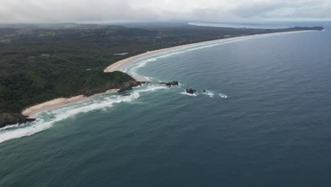 Ruhige-Meereslandschaft,-Broken-Head-Beach,-Byron-Bay,-NSW,-Australien---Luftaufnahme