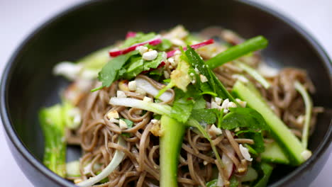 Ensaladera-De-Fideos-Comida-Asiática-Girando-En-Primer-Plano