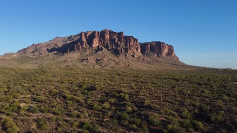Superstition-Mountains,-Malerische-Wüstenlandschaft-In-Der-Nähe-Des-Lost-Dutchman-State-Park-In-Arizona