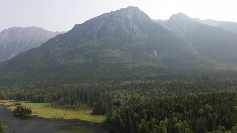 Malerische-Berglandschaft-über-Seeley-Lake-Provincial-Park-Mit-Wunderschönen-Waldbäumen-Aus-Einer-Luftdrohne