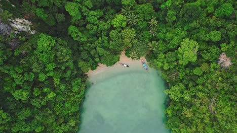 Un-Dron-Aéreo-Se-Eleva-Sobre-Un-Barco-De-Cola-Larga,-Revelando-Impresionantes-Aguas-Turquesas-Y-Acantilados-De-Piedra-Caliza-En-Blue&#39;s-Hong,-Ko-Roi,-Tailandia