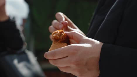 Salchicha-De-Alheira-En-La-Mano:-Una-Muestra-De-La-Comida-Tradicional-De-Portugal