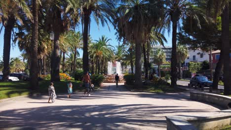 Vater-Und-Kinder-Gehen-Im-Sommer-Im-Park-Mit-Brunnen-In-Antibes-Spazieren