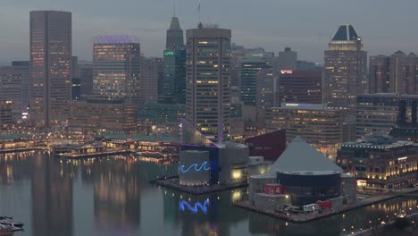 Luftaufnahme-Der-Stadt-Baltimore,-Nachts-Im-Nebel-Eingehüllt