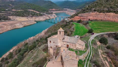 Flug-über-Rialb-Tower-Gebäude-Und-Fluss,-Lleida-In-Spanien