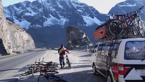 Fahrradtourismus-Unternehmen-Altitude-Stellt-Fahrräder-Für-Radtour-In-Bolivien-Bereit