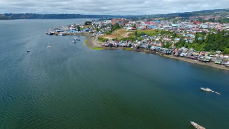 Paisaje-De-La-Aldea-De-La-Isla-De-Chiloé-Que-Establece-Una-Vista-Aérea-De-Drones-Del-Destino-Turístico-Chileno,-Paisaje-Marino-Panorámico-En-La-Patagonia,-Luz-Del-Día