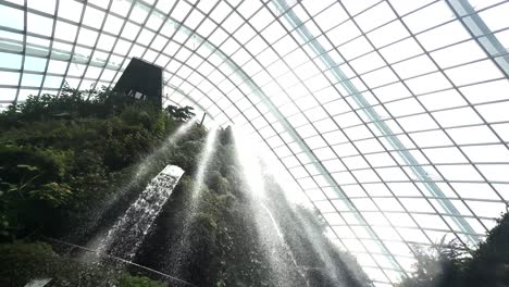 Malerischer-Wasserfall-Im-Nebelwald,-Gardens-By-The-Bay-In-Singapur---Aufnahme-Aus-Niedriger-Perspektive