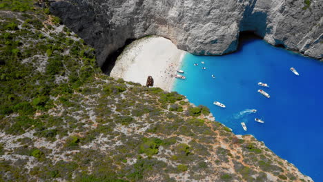 Toma-Aérea-Revelada-De-La-Playa-De-Navagio-En-La-Isla-De-Zakynthos,-Grecia-Durante-El-Verano.