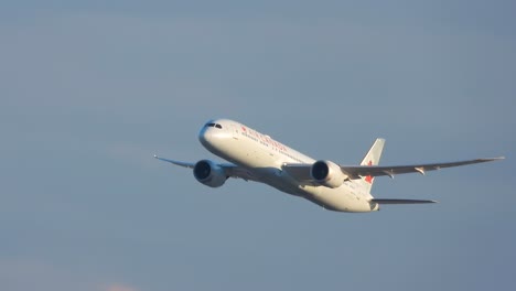 Fahrwerk-Steigt-In-Die-Luft-Kanada-Airbus-Flugzeuge-Fliegen-über-Bewölkten-Blauen-Himmel-Bei-Sonnenaufgang