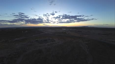 Impresionante-Vista-De-La-Puesta-De-Sol-Sobre-El-Desierto-En-El-Paso,-Tx,-Drone-Fpv-Escalando-Montaña