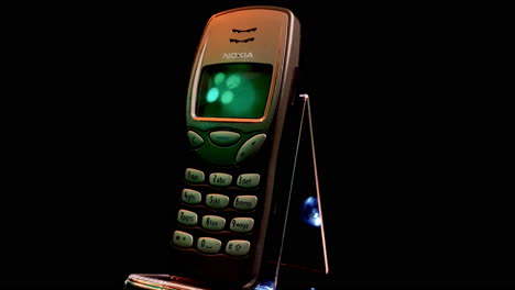 Nokia-3210-Mobiltelefon,-Eines-Der-Beliebtesten-GSM-Mobilgeräte,-Dreht-Sich-Mit-Schwarzem-Hintergrund-4k