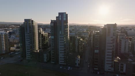 Apartment-Komplex-Gebäude-Am-Rande-Der-Innenstadt-Von-Reykjavik-Bei-Sonnenuntergang