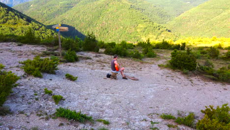 Mann-Spielt-Klassische-Gitarre-In-Der-Natur-Zwischen-Bergen