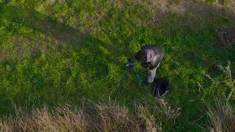 Fotógrafo-De-Naturaleza-Buscando-Vistas-Para-Disparar-Con-Cámara-En-Trípode