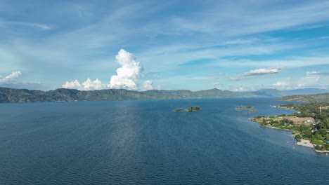 Costa-Norte-Del-Lago-Toba-En-Sumatra,-Indonesia-Con-Nubes-Y-Aguas-Tranquilas,-Vista-Aérea