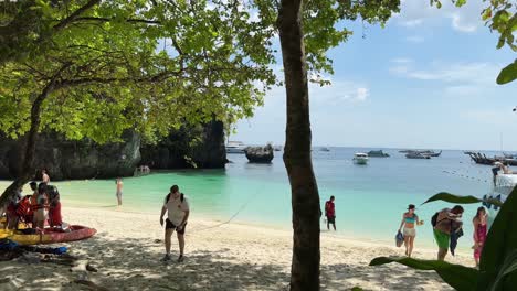 Sonniger-Tropischer-Strand-Voller-Touristen-Südlich-Von-Krabi-Thailand-In-Der-Nähe-Von-Riesigen-Kalkstein