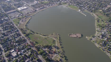 Eine-4K-Drohnenaufnahme-Von-Sloan&#39;s-Lake,-Dem-Größten-See-In-Der-Stadt-Denver,-Colorado,-Und-Heimat-Des-Zweitgrößten-Parks-Der-Stadt-Sowie-Einer-Vielzahl-Von-Outdoor-Aktivitäten