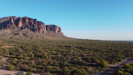 Vehículo-Utilitario-Deportivo-Conduciendo-Por-El-Camino-De-Tierra-Del-Desierto-Cerca-De-Las-Montañas-De-Superstición-En-Arizona