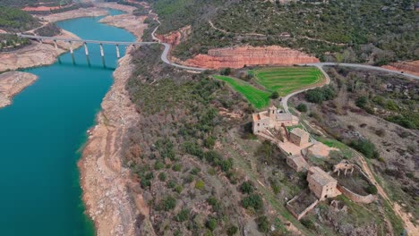 Hoch-Oben-Auf-Dem-Rialb-Turm,-Von-Einer-Fliegenden-Drohne-Aus-Gesehen,-Lleida-In-Spanien