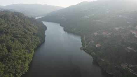 Luftaufnahme-über-Dem-Fluss-Douro-Und-Dem-Dorf-Mazouco-Im-Norden-Portugals