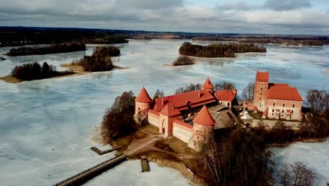 Trakai-Castte-Litauen,-Drohnenaufnahme-Der-Mittelalterlichen-Burg-In-Einem-Zugefrorenen-See-An-Einem-Bewölkten-Tag