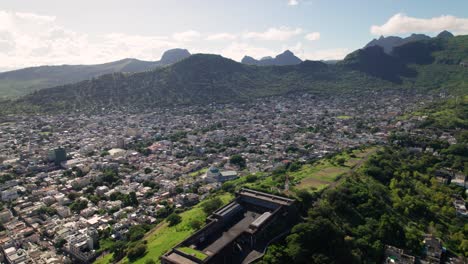 Zitadelle-Fort-Adelaide-In-Port-Louis,-Mauritius,-Mit-Stadtbild-Und-Bergen,-Luftbild