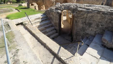 Antigua-Escalera-De-Piedra-Que-Conduce-A-La-Puerta-Arqueada,-Día-Soleado,-Sitio-Histórico