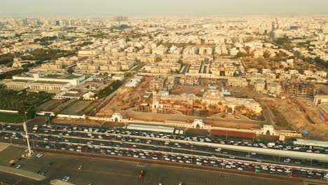 Carretera-De-Tráfico-Pesado-Y-Casas-En-Jeddah,-Arabia-Saudita.