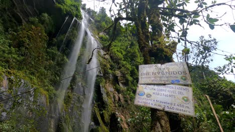 Feste,-Kopfüber-Aufgenommene-Aufnahme-Des-Wasserfalls-La-Chorrera-In-Der-Gemeinde-Choachí-In-Kolumbien