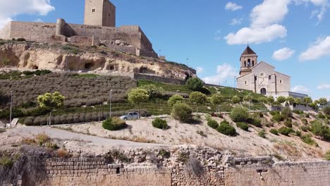 Imagen-Aérea-Del-Castillo-Y-La-Iglesia-De-Alcaudete