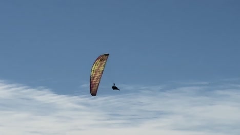 Single-paraglider-doing-tricks-along-the-coast-at-Torrey-Pines-Gliderport-in-La-Jolla,-California