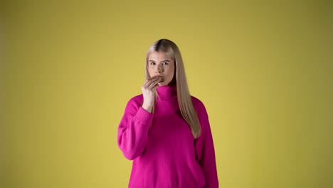 Linda-Mujer-Europea-Comiendo-Un-Gofre-De-Chocolate-En-El-Fondo-Amarillo-Del-Estudio