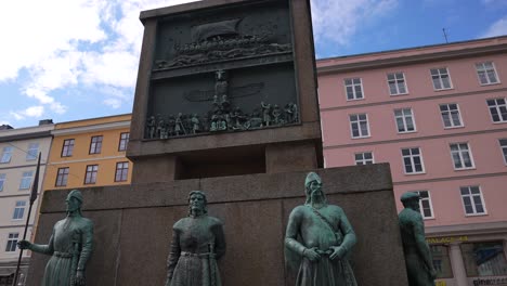 Seemannsdenkmal-Im-Zentrum-Von-Bergen,-Norwegen