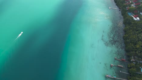 Luftaufnahme-Der-Küste-Der-Bacalar-Lagune-Mit-Hotels-Und-Resorts-Entlang-Der-Küste,-Quintana-Roo,-Mexiko