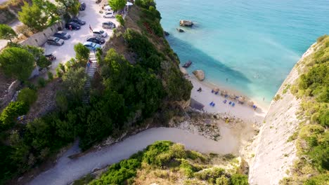 Xigia-Strand-In-Zakynthos,-Griechenland-Mit-Türkisfarbenem-Wasser-Und-Sonnenanbetern,-Luftaufnahme