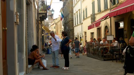 Menschen-In-Einer-öffentlichen-Schmalen-Steinstraße-In-Monte-San-Savino,-Italien