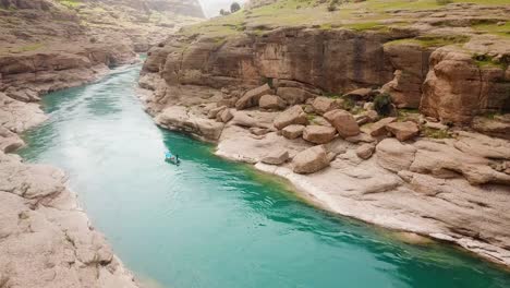 Bootsfahrt-Auf-Einem-Smaragdgrünen-Flusswasser-In-Einem-Lehmfelsental-In-Der-Natur,-Wolkiges-Wetter,-Wasserpark,-Abenteuererosion-Im-Iran,-Wunderbare-Natürliche-Wüstenlandschaft-Im-Freien