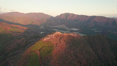 Luftdrohne-Rotiert-über-Japanischer-Bergkette-In-Hyogo-Asago-Landschaft,-Der-Himmel-Ist-Klar-Um-Die-Takeda-Burgruinen