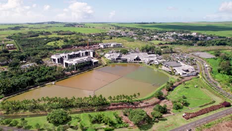 Mahogany-Mall-In-Mauritius,-Präsentiert-Gebäude-Und-Die-Umliegende-Landschaft,-Tagsüber,-Luftaufnahme