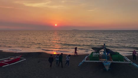 Wandern-Touristen-Am-Strand-Auf-Den-Philippinen-Während-Des-Goldenen-Sonnenuntergangs