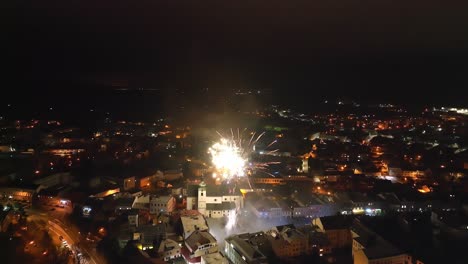 Fantastisches-Feuerwerk-In-Der-Nacht-In-Svitavy,-Der-Stadt-Der-Tschechischen-Republik,-Europa