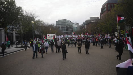 Eine-Große-Menge-Pro-palästinensischer-Demonstranten-Marschiert-Nach-Washington-Und-Nähert-Sich-Dem-Weißen-Haus