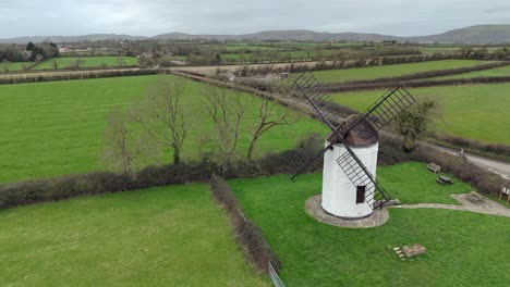 Una-Vista-Aérea-De-Ashton-Mill-En-Somerset-En-Un-Día-Nublado