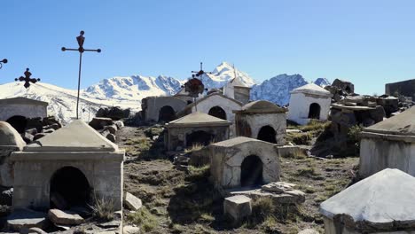 Schwenk-über-Die-Gräber-Des-Cementerio-De-Milluni-In-Den-Bergen-Boliviens
