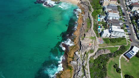 Olas-Del-Océano-Salpicando-La-Costa-Rocosa,-La-Playa-De-Tamarama-Y-La-Playa-De-Bronte-En-Sydney,-Nsw,-Australia---Disparo-Aéreo-De-Un-Dron